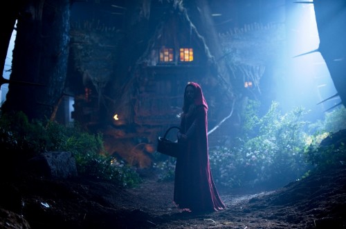 amanda-seyfried-cloak-red-riding-hood