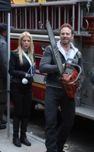 tara-reid-ian-ziering-sharknado-2